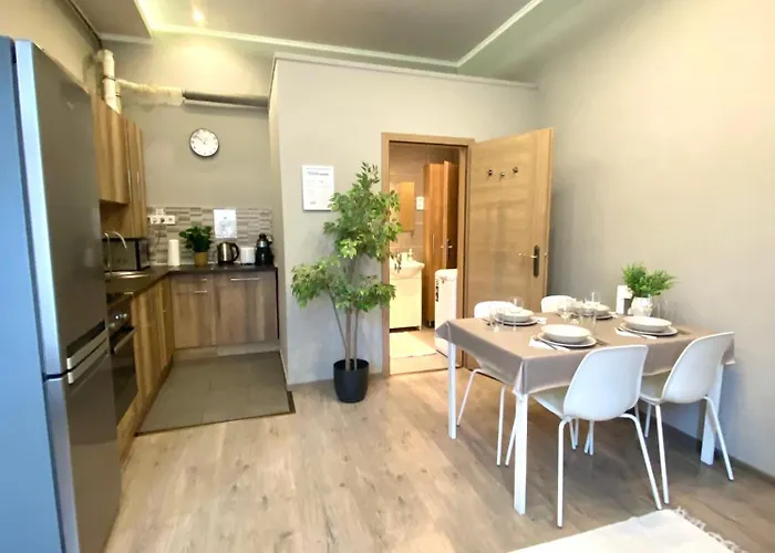 Free Parking, Airconditioning, 2 Bdr, Super Location