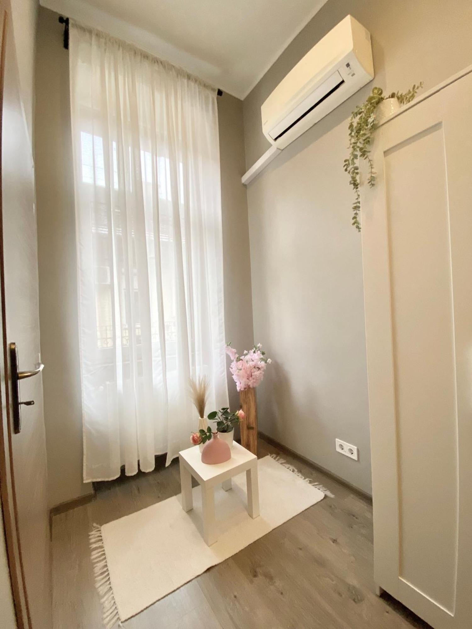 Free Parking, Airconditioning, 2 Bdr, Super Location * Budapest