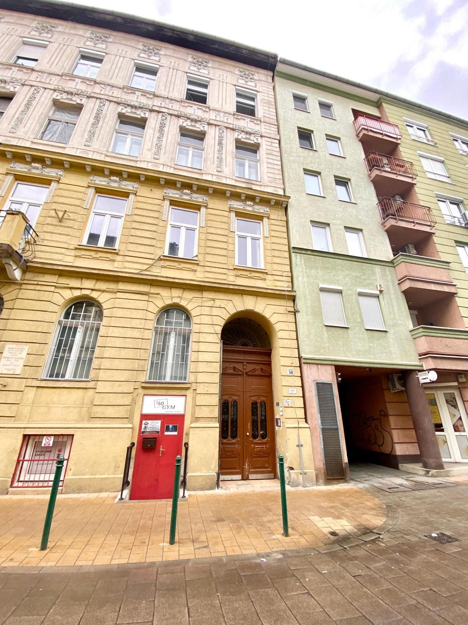 Free Parking, Airconditioning, 2 Bdr, Super Location Apartment *