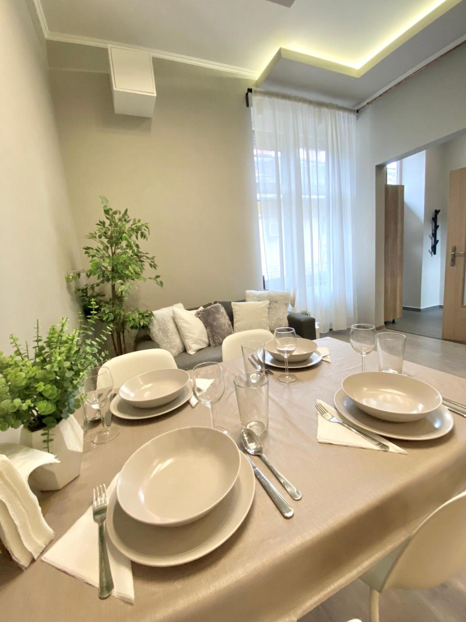 Free Parking, Airconditioning, 2 Bdr, Super Location *