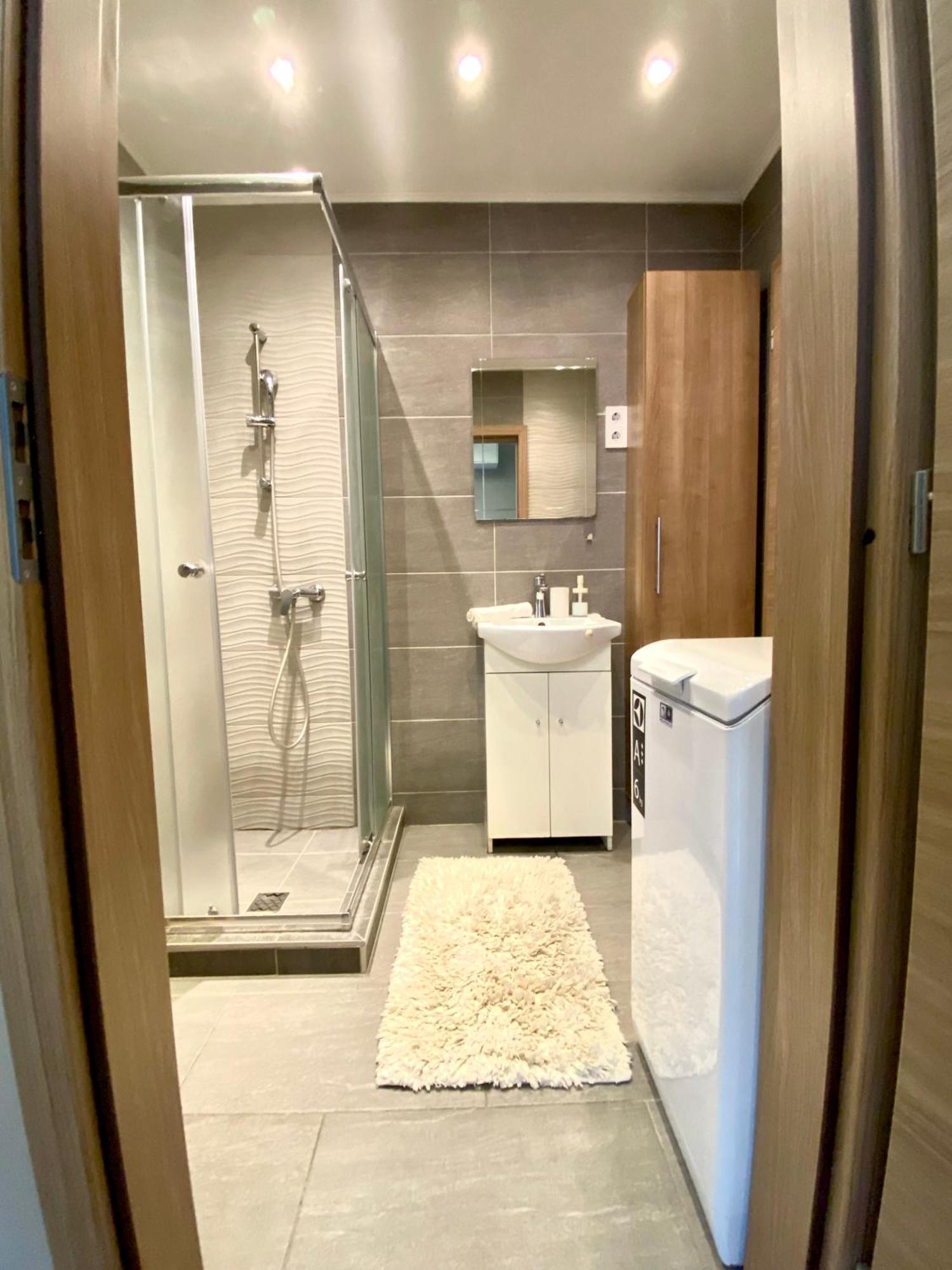 Free Parking, Airconditioning, 2 Bdr, Super Location Apartment