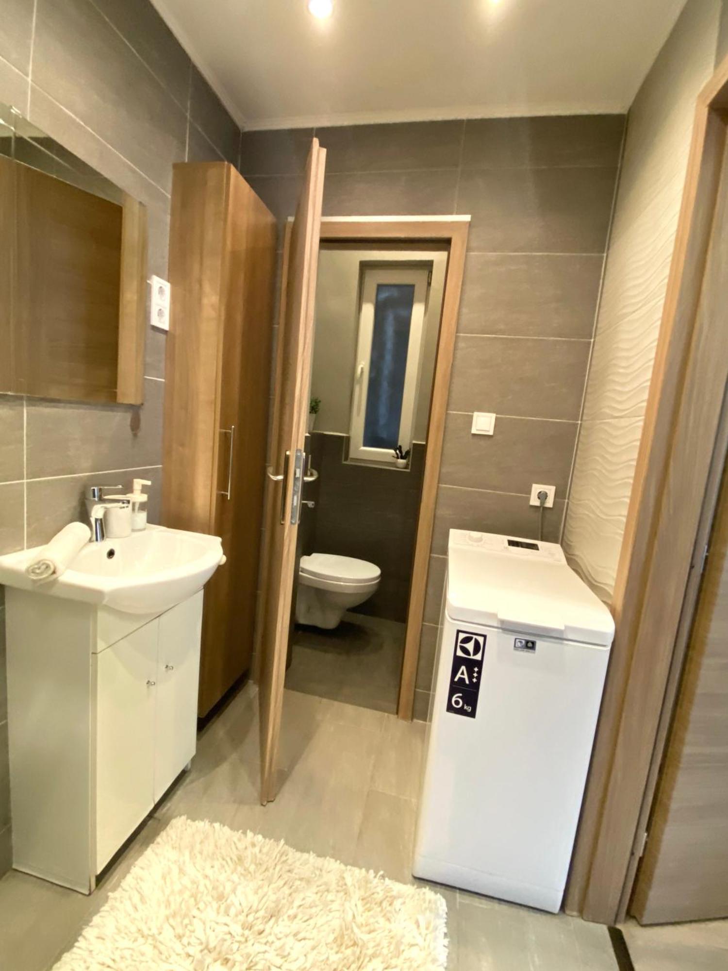 Free Parking, Airconditioning, 2 Bdr, Super Location Budapest